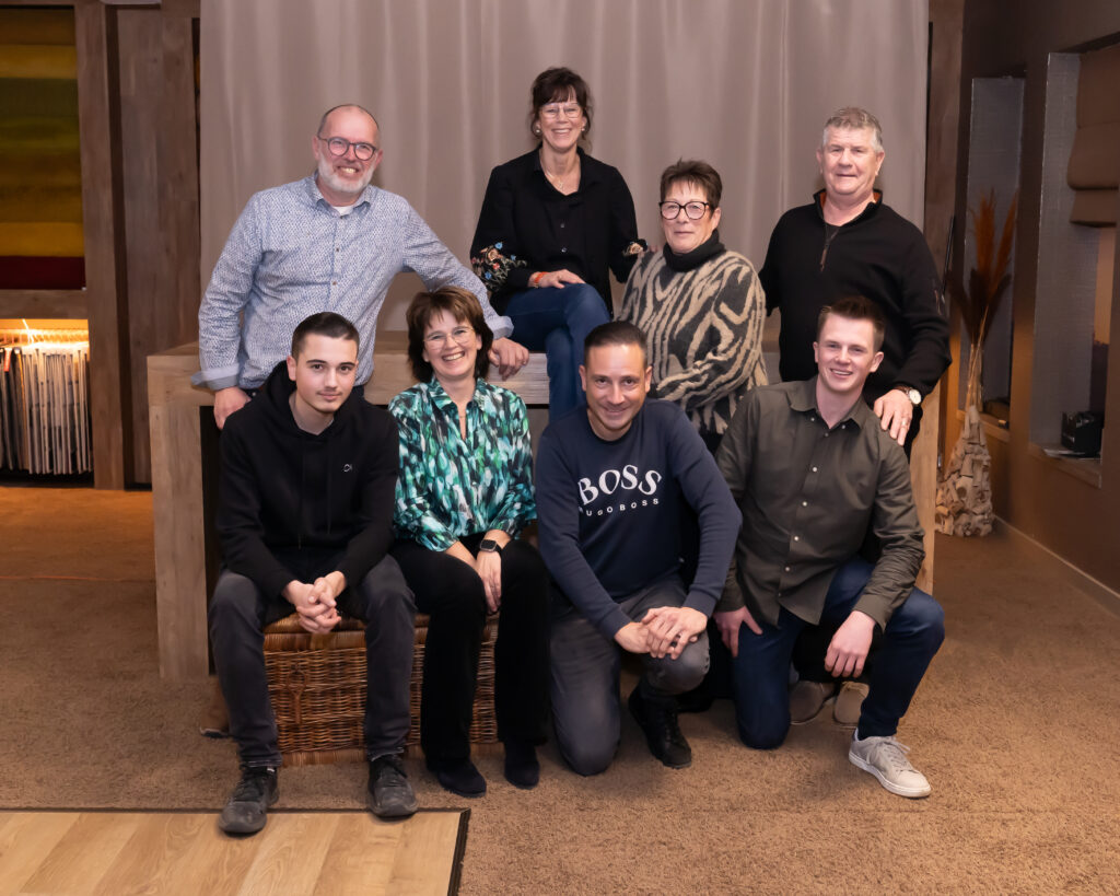 Groepsfoto personeel Woninginrichting van der Velden Kruisland – team voor vloeren, raamdecoratie en interieuradvies